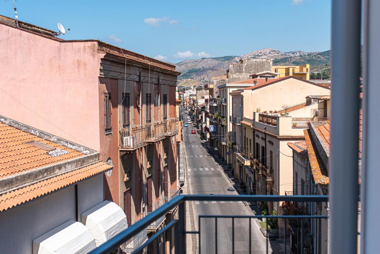 Appartamento Moderno In Centro Citta SantʼAgata di Militello Екстериор снимка